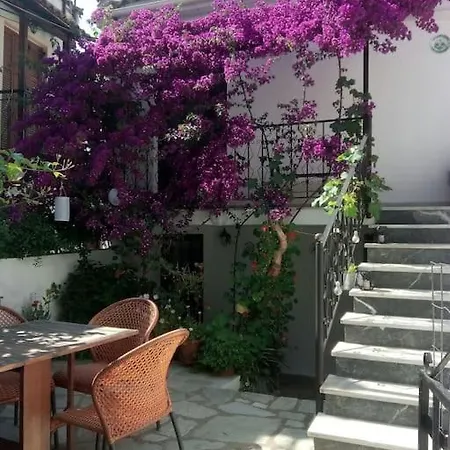 בית נופש Louloudi With Flowery Court Yard *